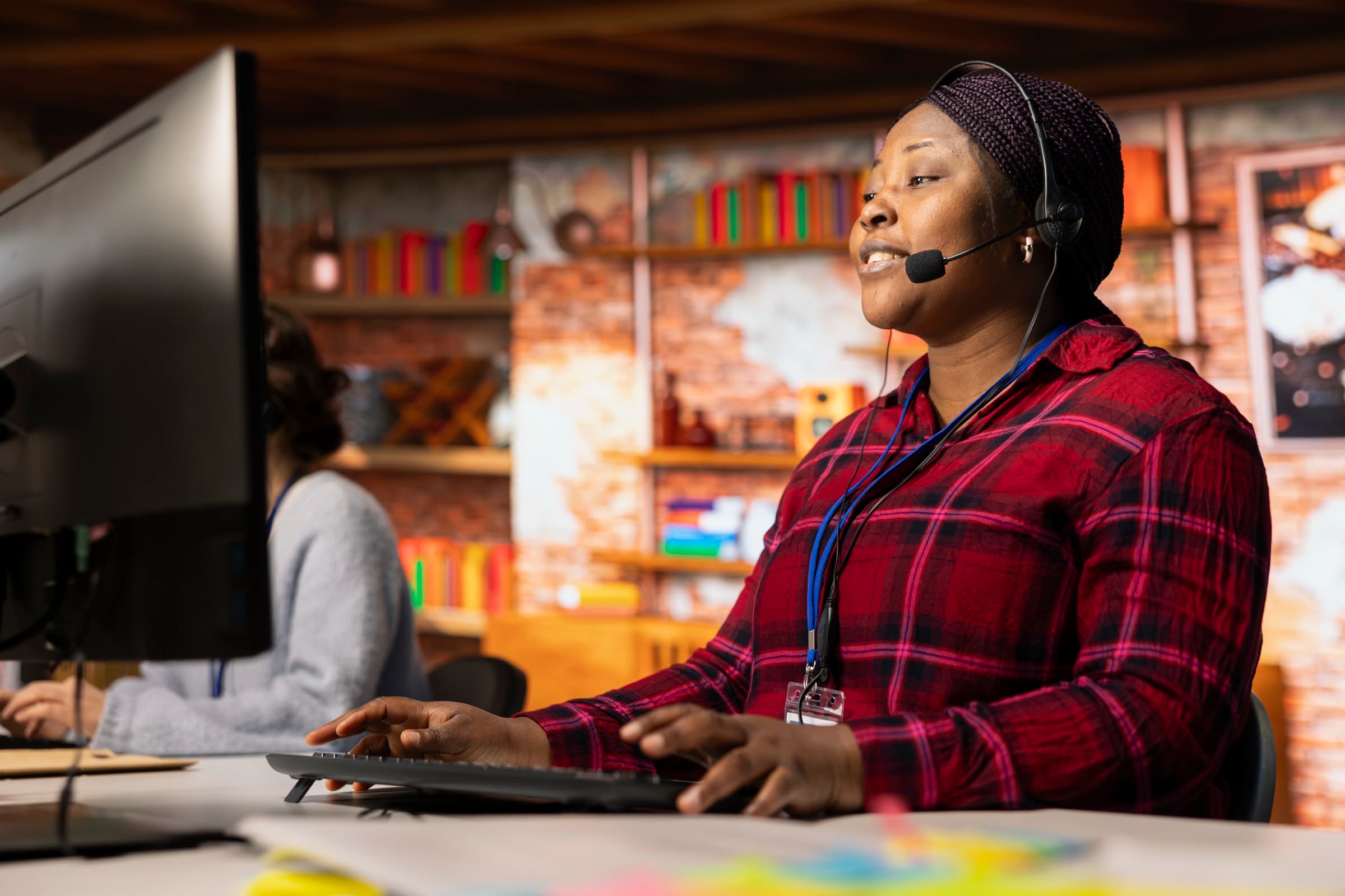 Conseillère de service client au travail, casque sur les oreilles