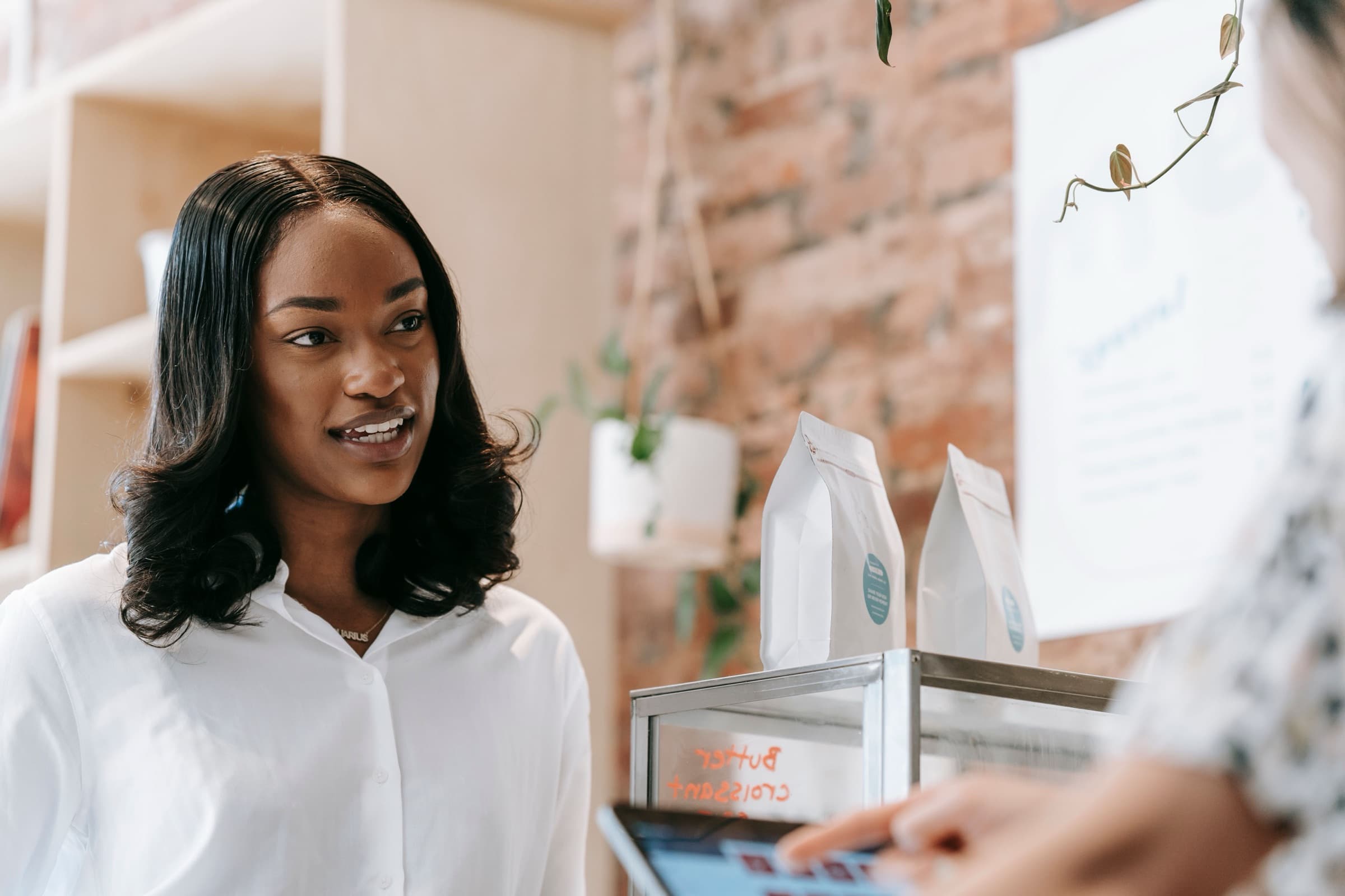 Conseillère souriante qui accompagne un client en boutique